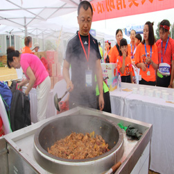 赶在马云无人快餐店之前 这家香辣鸡架饭店已经不要钱