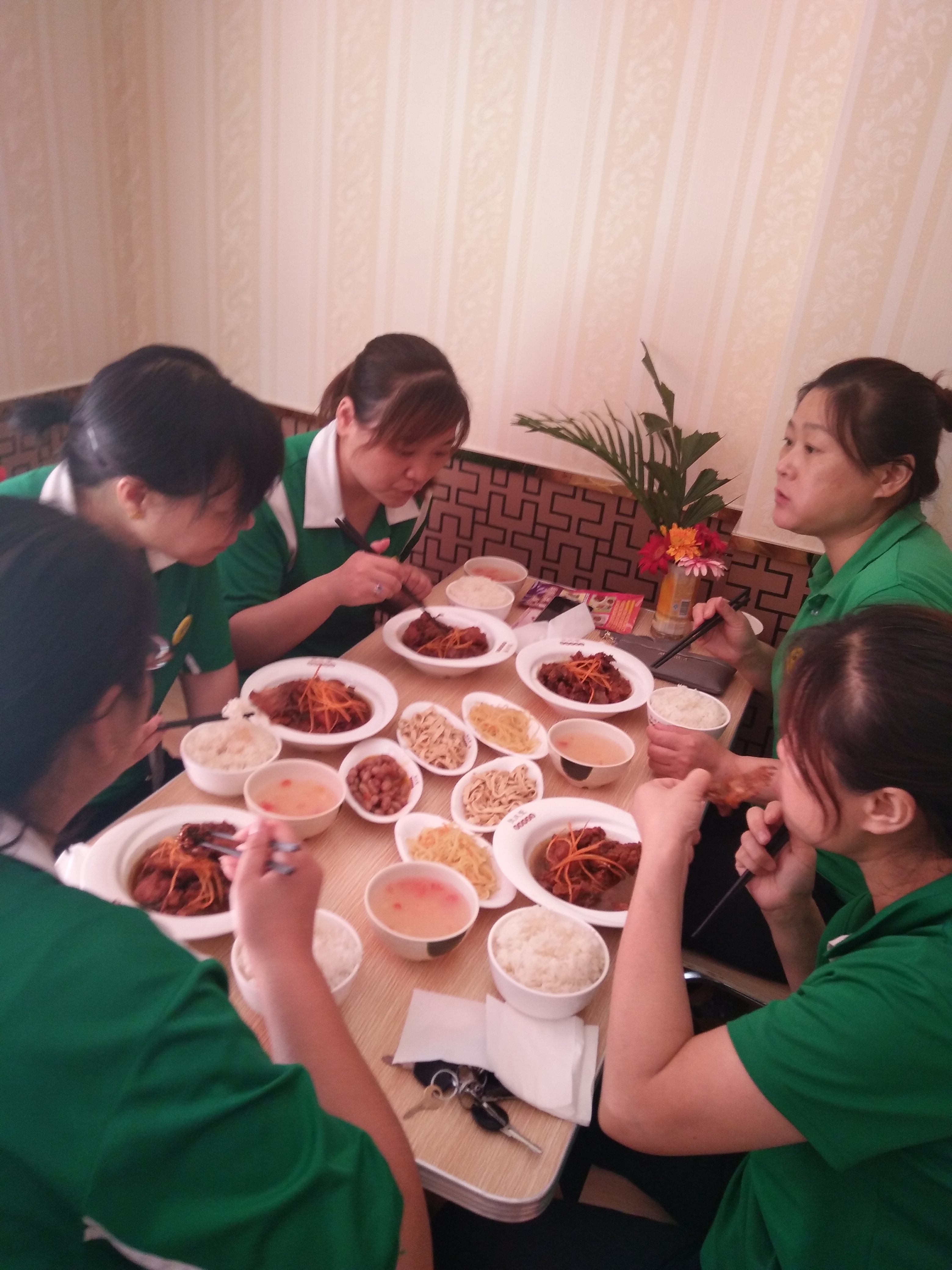 美女津津有味吃香辣鸡架饭