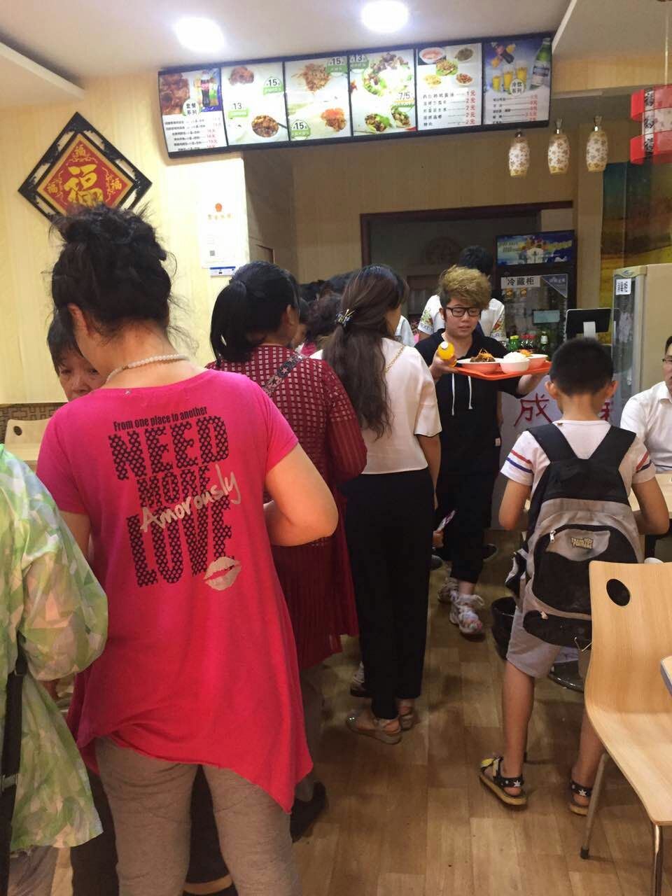 张成荣香辣鸡架饭店内排队等候
