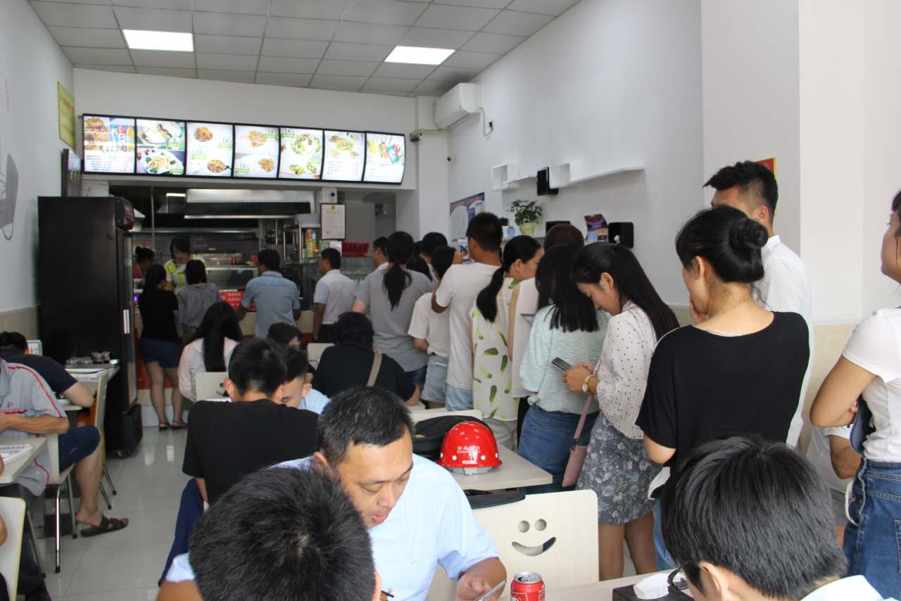 香辣鸡架饭店内排队等候中