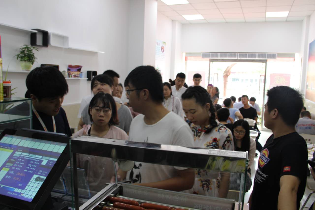 南京路店香辣鸡架饭又一波疯抢顾客