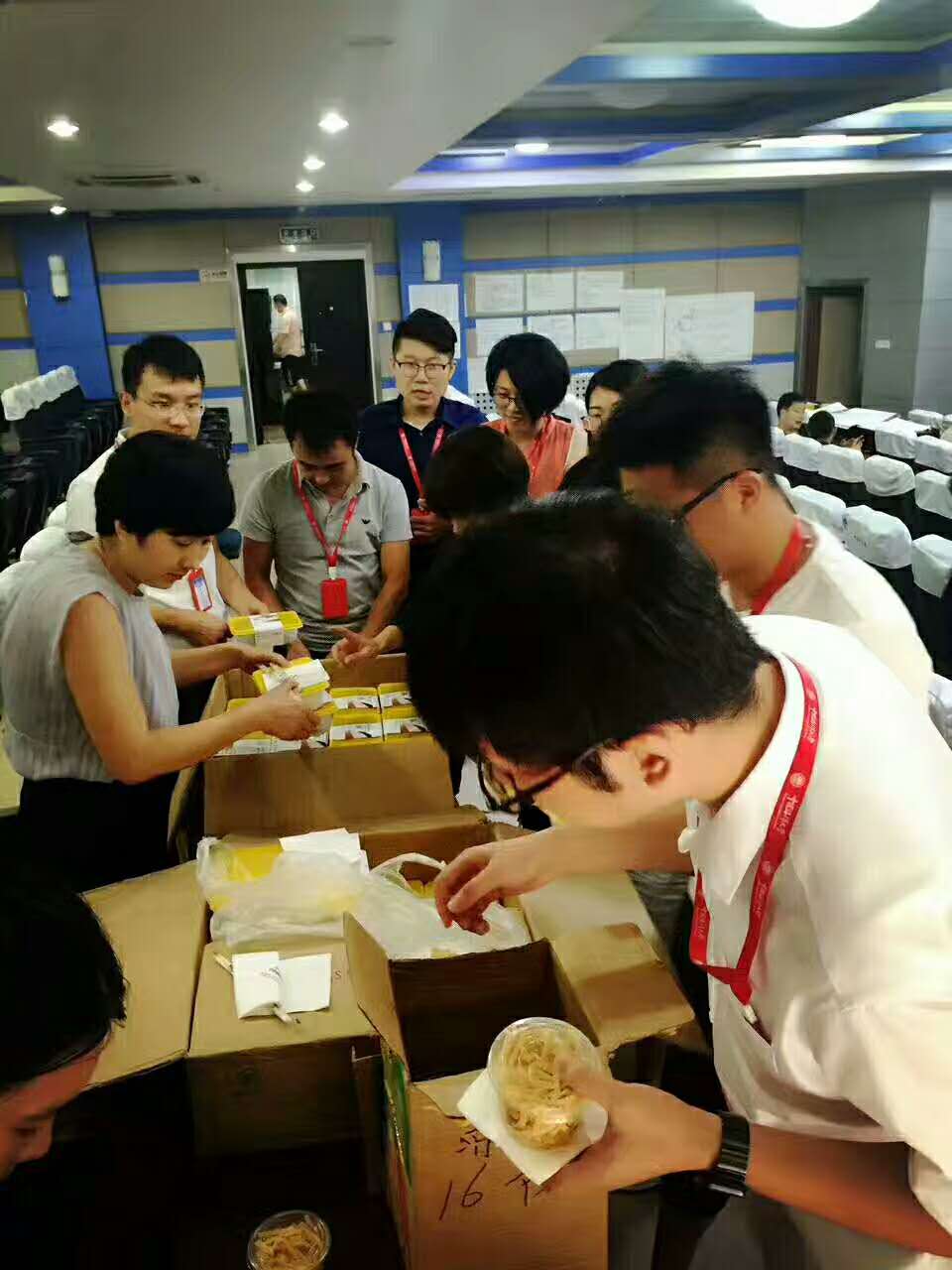 一群专家排队领香辣鸡架饭