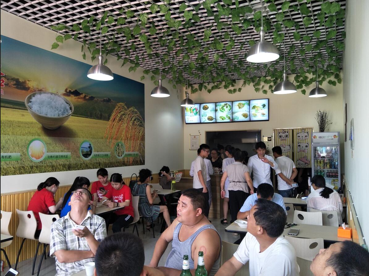 又一波顾客抢先品尝到鸡架饭套餐美食