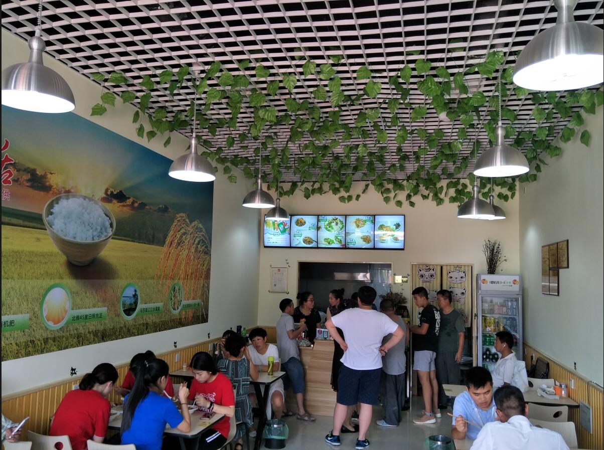 店内爆满品尝张成荣香辣鸡架饭