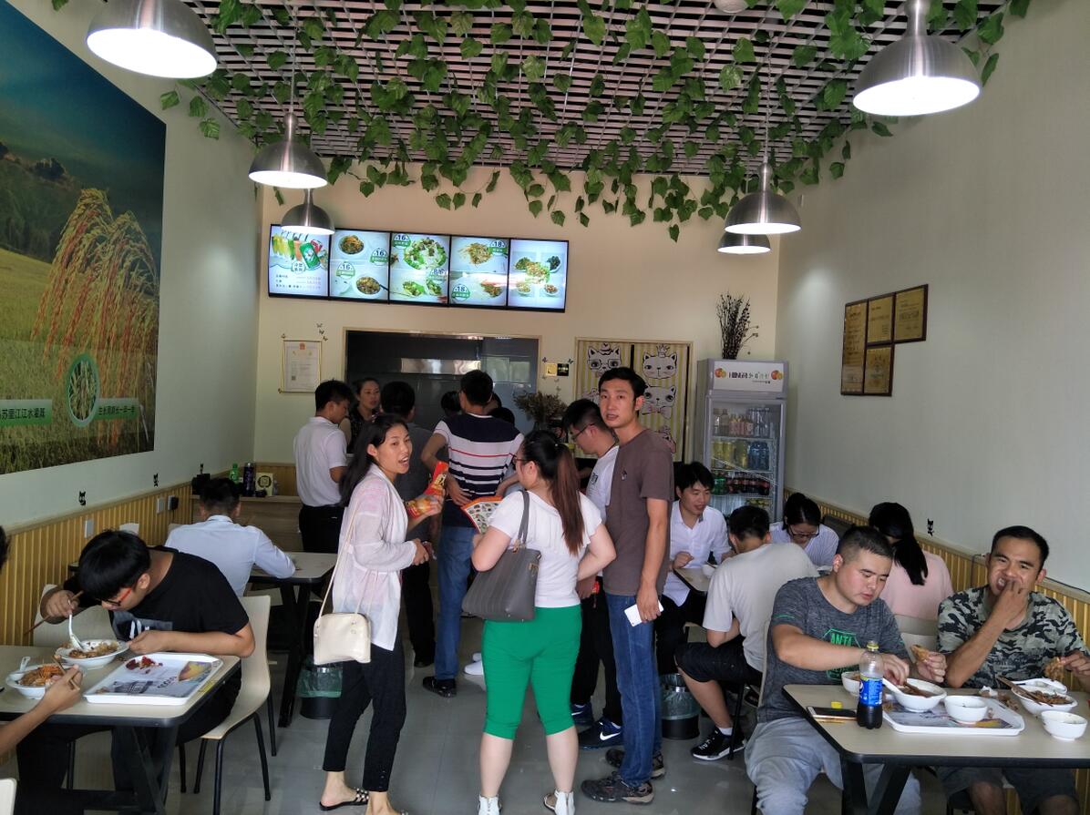 帅哥美女排队点餐啦