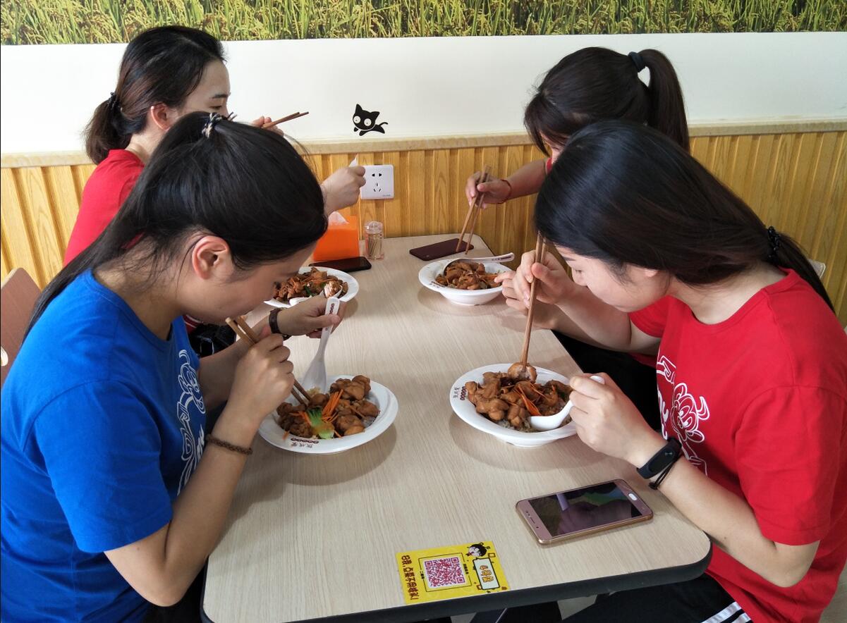 美女们低头用心吃香辣鸡架饭