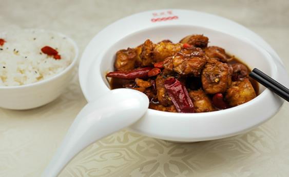 为什么要选择加盟张成荣香辣鸡架饭？